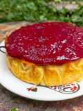 Tarta de queso con mermelada de frutas del bosque
