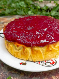 Una foto de Tarta de queso con mermelada de frutas del bosque