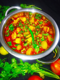 हरे मटर पनीर आलू की सब्जी (Hare Matar paneer aloo ki sabzi recipe in Hindi) रेसिपी मुख्य फोटो