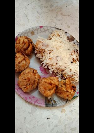 A picture of Schezwan Noodle Momos.