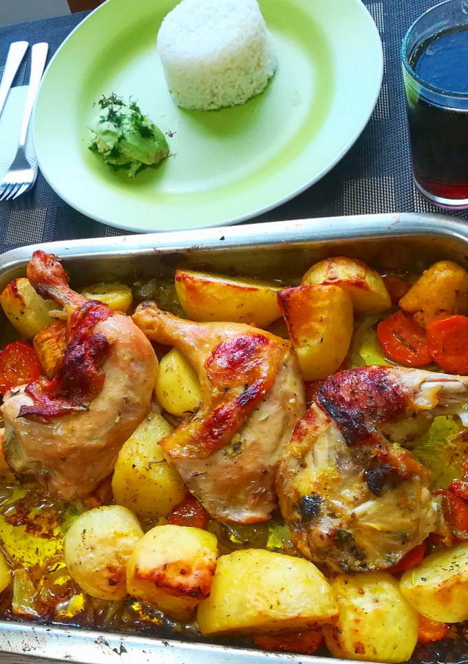 Una foto de Pollo al horno a las finas hierbas 🐔🌿