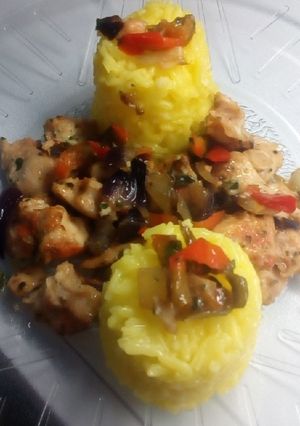 Una foto de Pollo a la cacerola con timbal de arroz