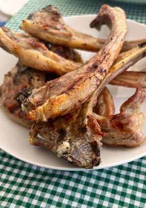 Chuletitas de cordero a la parrilla / barbacoa রেসিপির প্রধান ছবি
