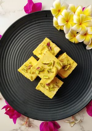 A picture of Mango Ice Cream Sandesh.