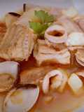 Guiso de pintarroja con almejas y calamar