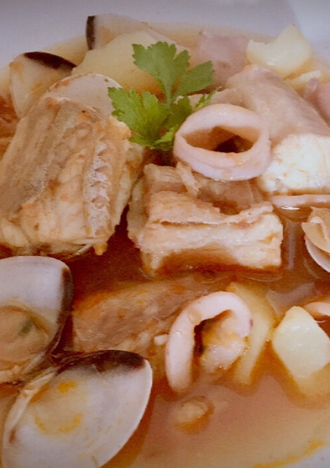 Una foto de Guiso de pintarroja con almejas y calamar