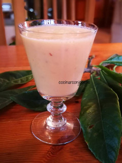 Una foto de Batido de nísperos con yogur y zumo de naranja