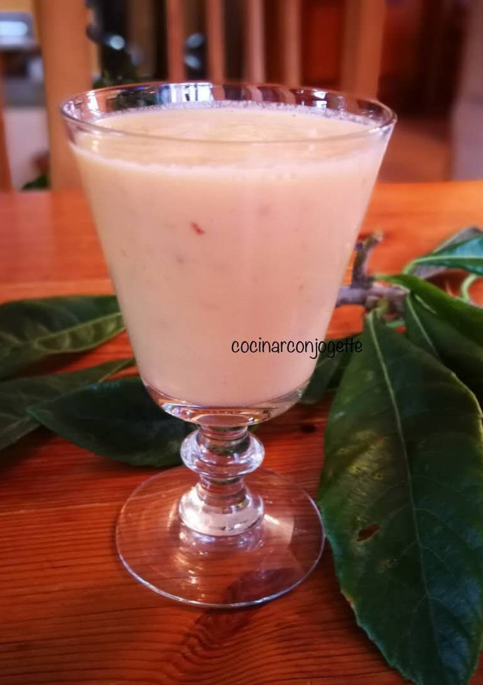 Una foto de Batido de nísperos con yogur y zumo de naranja