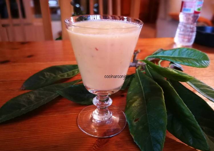Batido de nísperos con yogur y zumo de naranja