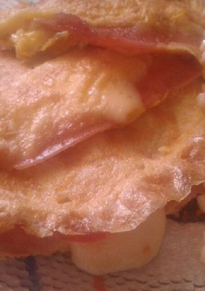Una foto de Omelett de jamón y queso con fideos municiones a mí manera