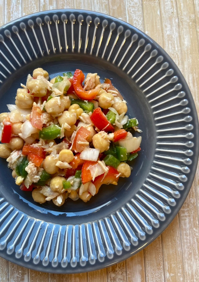 Una foto de Ensalada de garbanzos