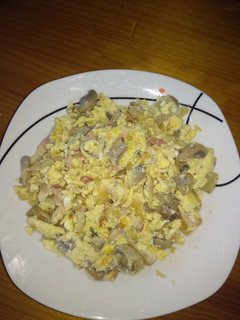Una foto de Revuelto de huevo, champiñones y bacon