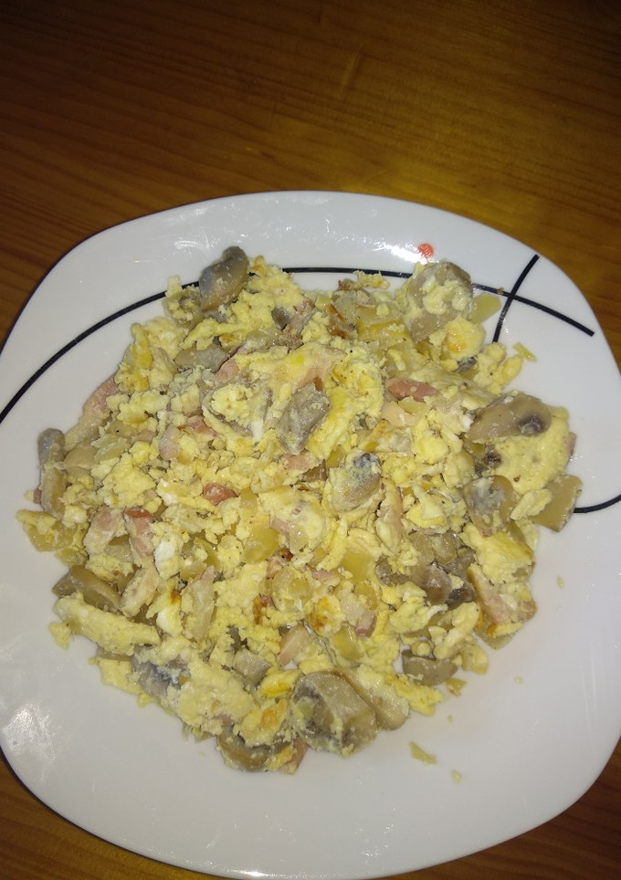 Una foto de Revuelto de huevo, champiñones y bacon
