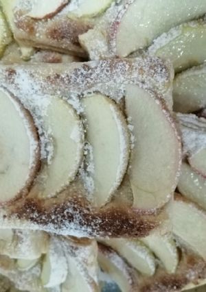 A picture of Puff pastry Apple pie.