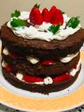 Queque de Chocolate con Chantilly y Fresas!