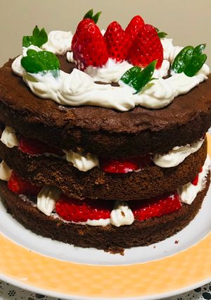 Una foto de Queque de Chocolate con Chantilly y Fresas!