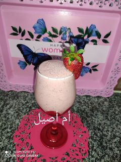 صورة لوصفة عصير الفراولة و الكريمة فريش
