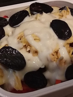 Una foto de Ensalada verduras, fruta y pollo