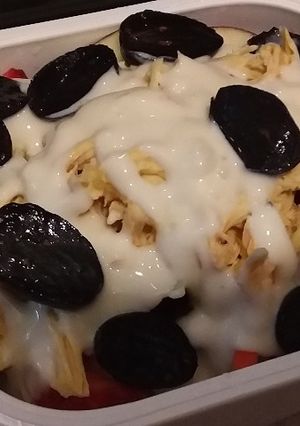 Una foto de Ensalada verduras, fruta y pollo