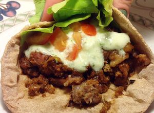 Una foto de Receta griega: gyros con salsa tzatziki