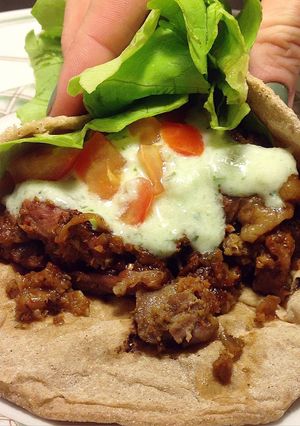 Una foto de Receta griega: gyros con salsa tzatziki