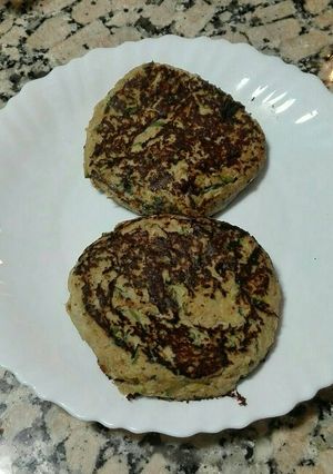 Una foto de Hamburguesa fit de atún y calabacín