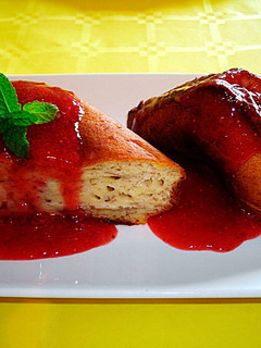 Una foto de Mini cakes de plátanos con culis de fresas