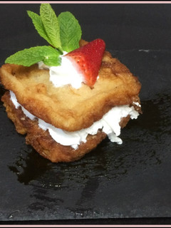 Una foto de Torrijas rellenas de nata