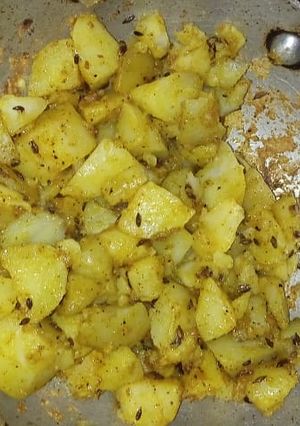 मसाला भुना आलू(masala bhuna aloo recipe in hindi) रेसिपी मुख्य फोटो