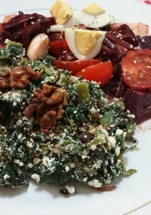 Una foto de Ensalada de espinaca, semillas y ricota
