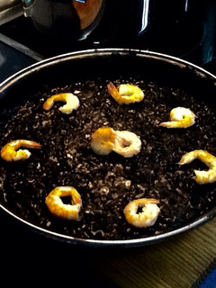 Una foto de Risotto negro con gambas