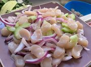 Una foto de almejas con salsa