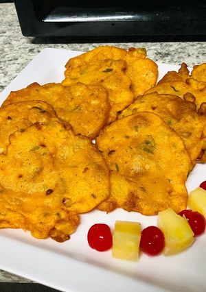 Una foto de Hawaiian applewood smoked ham and pineapple fritters