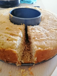 Una foto de Pan de maíz con manzanas