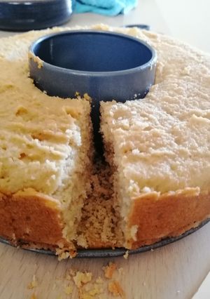 Una foto de Pan de maíz con manzanas