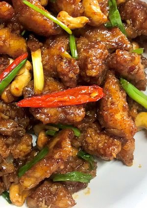 รูปของ STIR-FRIED CHICKEN WITH ROASTED CHILI PASTE | ไก่ผัดน้ำพริกเผา