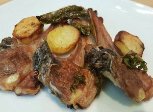 Una foto de Chuletitas de cordero de leche al horno