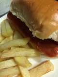 Pan con salchicha y papas fritas