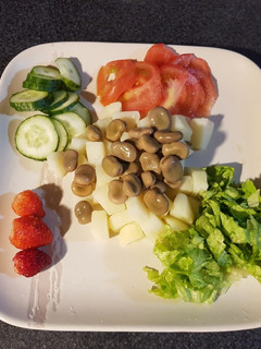 Una foto de Ensalada fresca con habas