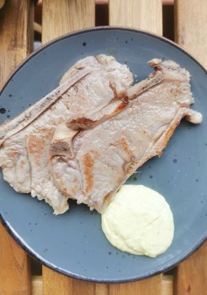 Zdjęcie przepisu Cielęcina z kością krótko smażona w winie.