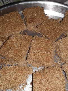 તલ ચીક્કી (Til Chikki Recipe In Gujarati) રેસીપી મુખ્ય ફોટો