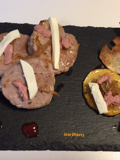 Una foto de Medallones de solomillo con foie, queso de cabra, chips de batata, cebolla y manzana caramelizada
