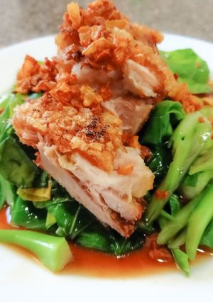 รูปของ คะน้าซอสน้ำมันหอย+หมูกรอบ
