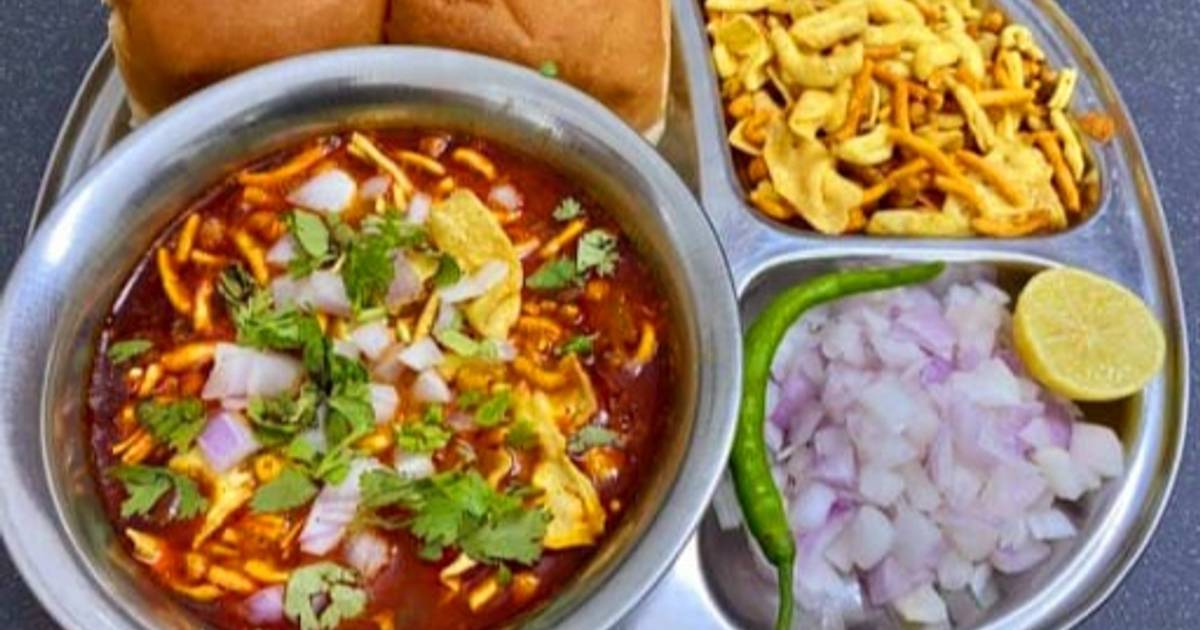 महाराष्ट्रीयन स्टाइल मिसल पाव(Maharashtrian style misal pav recipe in Hindi) रेसिपी बनाने की विधि in Hindi by Diya Sawai - Cookpad