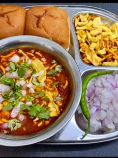 महाराष्ट्रीयन स्टाइल मिसल पाव(Maharashtrian style misal pav recipe in Hindi) रेसिपी मुख्य फोटो