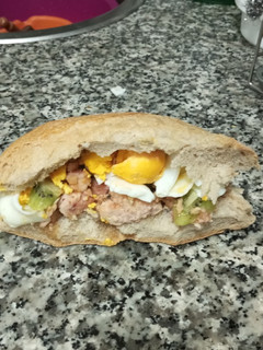 Una foto de Mi hogaza con atún, kiwi, huevos, miel y canela