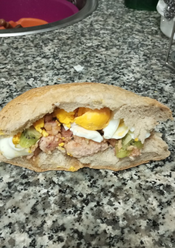 Una foto de Mi hogaza con atún, kiwi, huevos, miel y canela