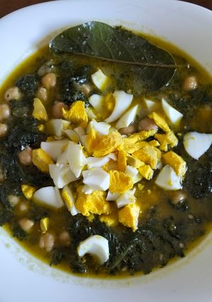 Una foto de Garbanzos con espinacas y majado de almendras