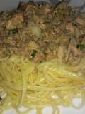 Pasta con salsa de pescado envasado