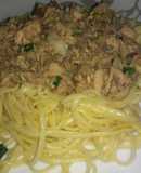 Pasta con salsa de pescado envasado